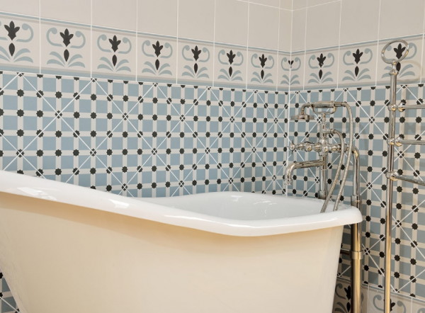 Dinding kamar mandi dengan ubin keramik berpola abstrak